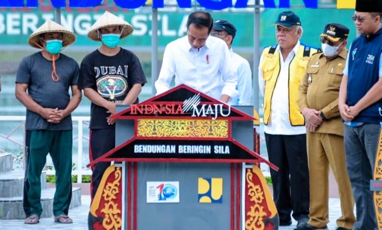 Joko Widodo (Presiden RI), dan Basuki Hadimuljono (Menteri PUPR) saat meresmikan bendungan. Sumber foto: Instagram @kemenpupr