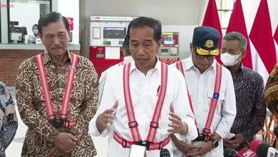 Presiden Jokowi didampingi Luhut Panjaitan dan Budi Karya Sumadi di Stasiun Manggarai. Sumber Foto YouTube Sekretariat Presiden
