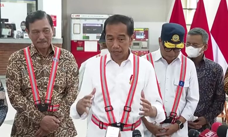 Presiden Jokowi didampingi Luhut Panjaitan dan Budi Karya Sumadi di Stasiun Manggarai. Sumber Foto YouTube Sekretariat Presiden