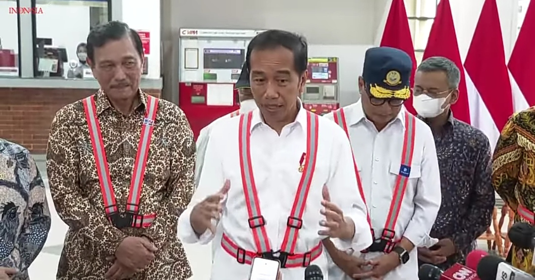 Presiden Jokowi didampingi Luhut Panjaitan dan Budi Karya Sumadi di Stasiun Manggarai. Sumber Foto YouTube Sekretariat Presiden