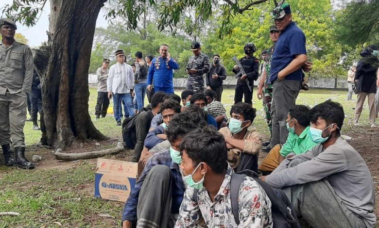 Pengungsi Rohingya tiba di Aceh. Sumber foto: Twitter @_TNIAL_