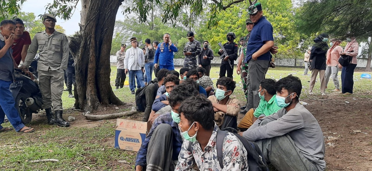 Pengungsi Rohingya tiba di Aceh. Sumber foto: Twitter @_TNIAL_