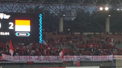 Supporter Indonesia membentangkan banner berisi protes atas tragedi kanjuruhan. Sumber foto : Twitter @panditfootball