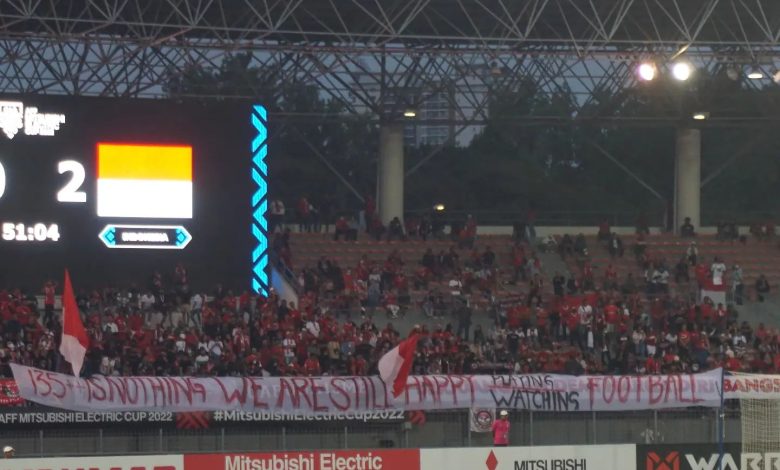 Supporter Indonesia membentangkan banner berisi protes atas tragedi kanjuruhan. Sumber foto : Twitter @panditfootball