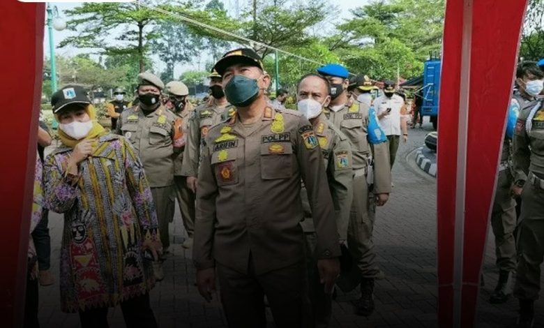 Satppol PP DKI Jakarta saat melakukan razia petasan. Sumber Foto Tangkapan layar akun Instagram @jktinfo