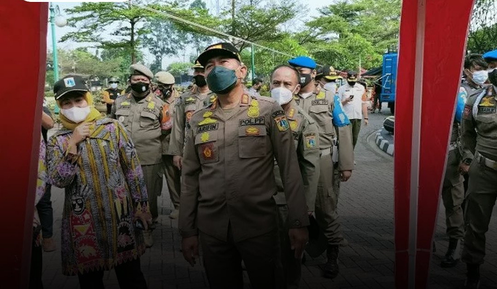 Satppol PP DKI Jakarta saat melakukan razia petasan. Sumber Foto Tangkapan layar akun Instagram @jktinfo