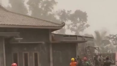 Petugas dan relawan membujuk pengasuh dan santri untuk mengungsi