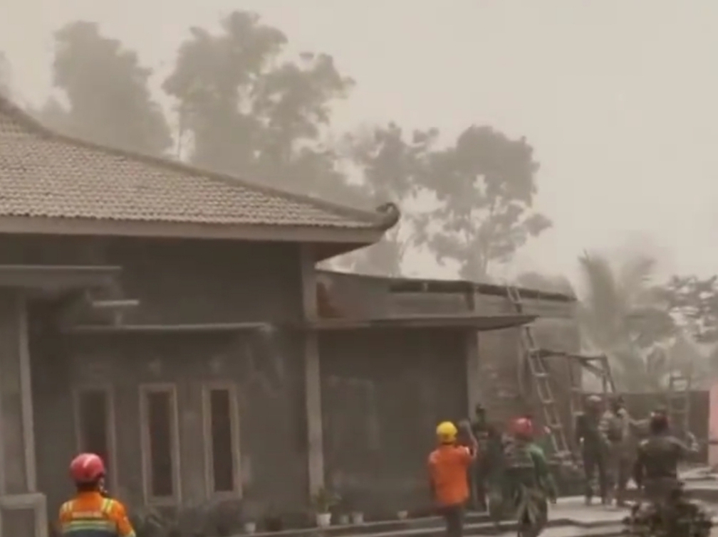 Petugas dan relawan membujuk pengasuh dan santri untuk mengungsi