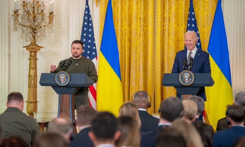 Volodymyr Zelenskyy dan Joe Biden. Sumber foto Twitter @Presiden Biden