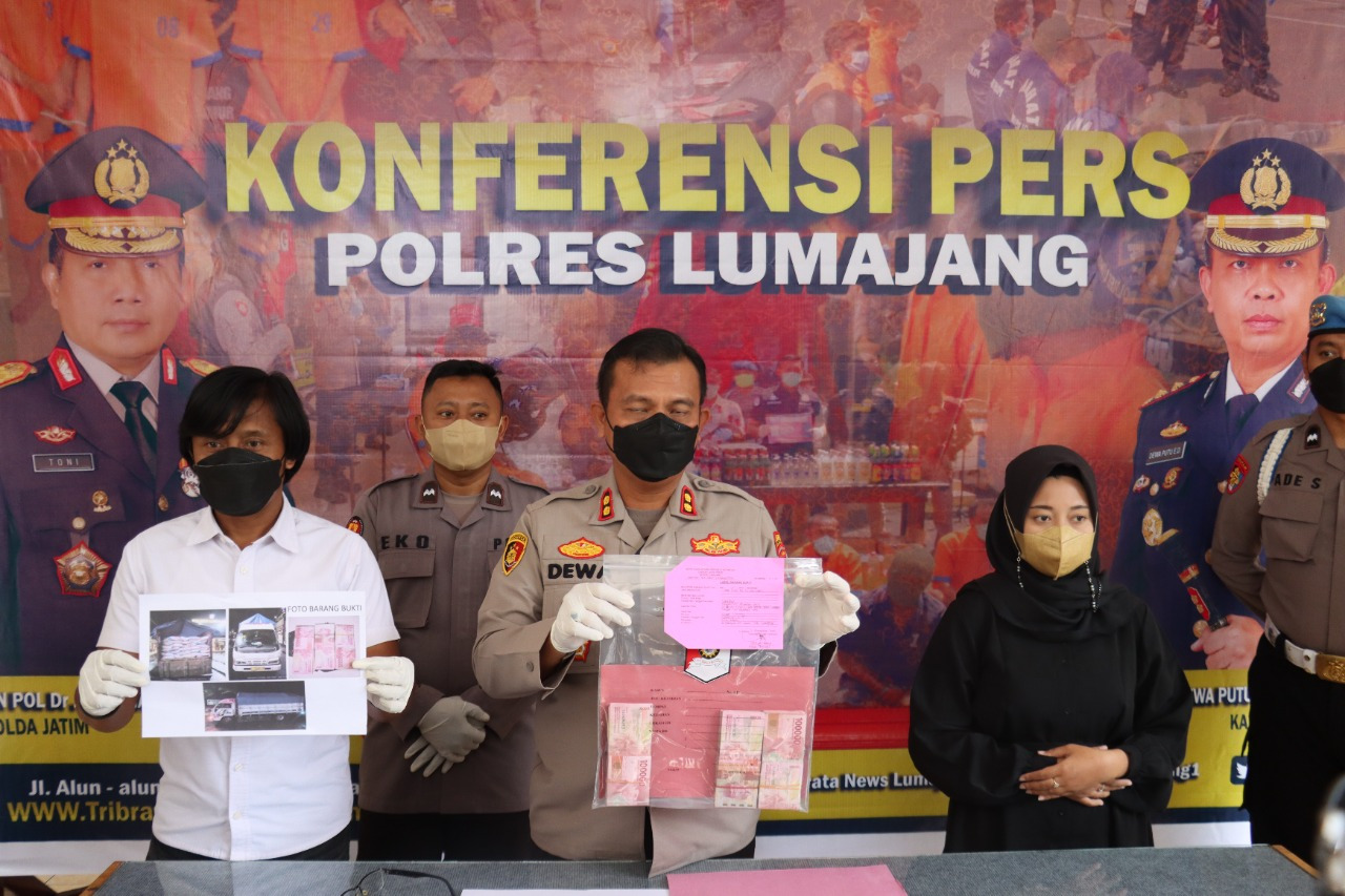 Konferensi Pers Polres Lumajang terhadap penyelundupan pupuk subsidi.