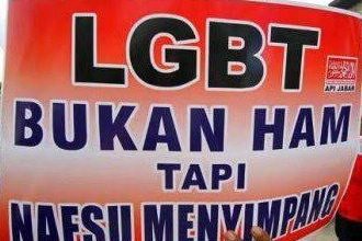 MUI Tegas Tolak Rencana AS Kampanye LGBT di Indonesia Poster penolakan LGBT.