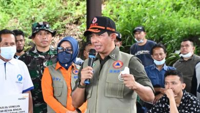 Kepala BNPB Serahkan Bantuan Dana Stimulan Bangunan Rumah Untuk 647 Korban Gempa Cianjur Kepala BNPB Letjen TNI Suharyanto