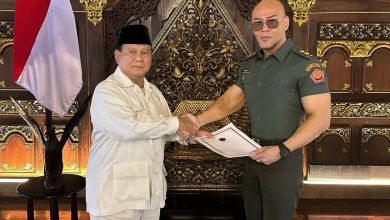 Prabowo Beri Pangkat Militer Tituler pada Deddy Corbuzier Prabowo berikan Pangkat Militer Deddy Corbuzier. Sumber Foto: Akun Instagram @mastercorbuzier