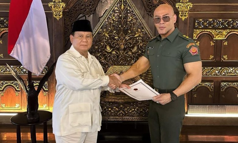 Prabowo berikan Pangkat Militer Deddy Corbuzier. Sumber Foto: Akun Instagram @mastercorbuzier