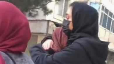 Penuh Derai Air Mata!! Perempuan Afghanistan Menangis saat Diblokir Pihak Keamanan Taliban