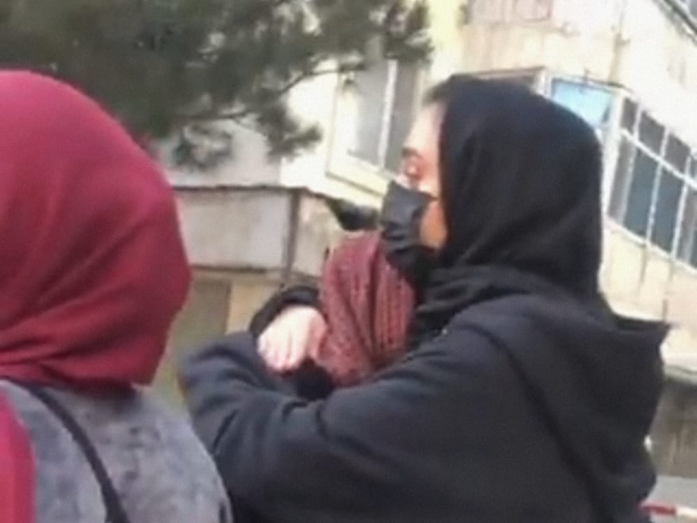 Penuh Derai Air Mata!! Perempuan Afghanistan Menangis saat Diblokir Pihak Keamanan Taliban