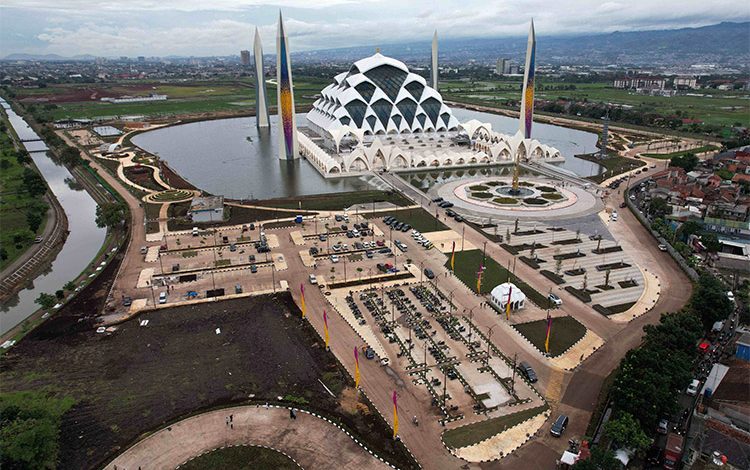 Penampakan Masjid Raya Al Jabbar.