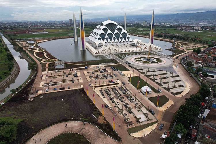 Penampakan Masjid Raya Al Jabbar.