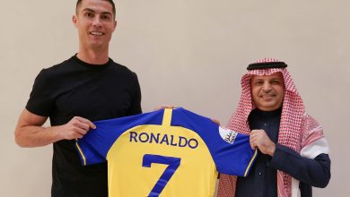 Cristiano Ronaldo berfoto bersama pemilik klub Al-Nassr Musalii Al-Muammar. Sumber Foto: Twitter @AlNassrFC_EN