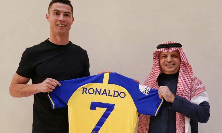 Cristiano Ronaldo berfoto bersama pemilik klub Al-Nassr Musalii Al-Muammar. Sumber Foto: Twitter @AlNassrFC_EN