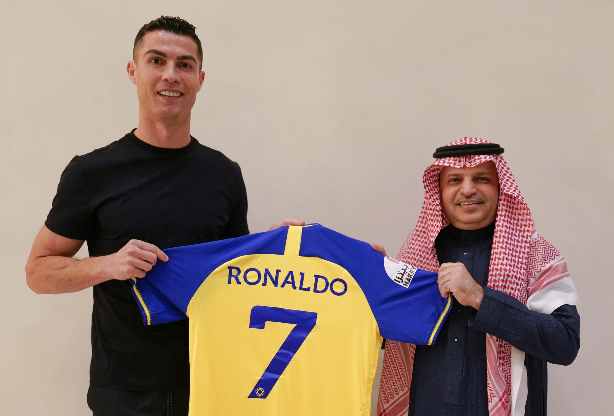 Cristiano Ronaldo berfoto bersama pemilik klub Al-Nassr Musalii Al-Muammar. Sumber Foto: Twitter @AlNassrFC_EN