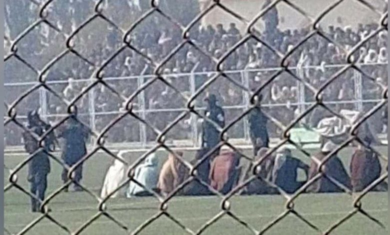 Sembilan terpidana di Lapangan Sepak Bola. Sumber Foto: Twitter @ShabnamNasimi.