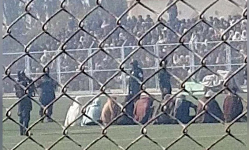 Sembilan terpidana di Lapangan Sepak Bola. Sumber Foto: Twitter @ShabnamNasimi.