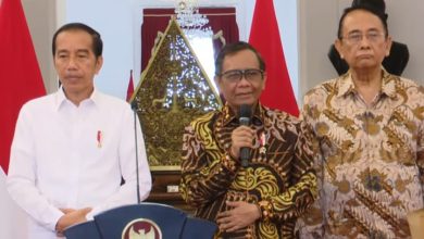 Presiden Jokowi bersama dengan Tim Penyelesaian Non Yudisial Pelanggaran HAM Berat. Sumber Foto: SS YouTube Sekretariat Presiden.