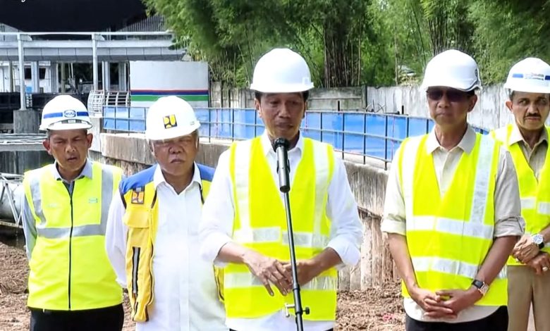 Jokowi saat berkunjung ke Sodetan Ciliwung. Sumber Foto: SS Youtube sekretariat presiden.