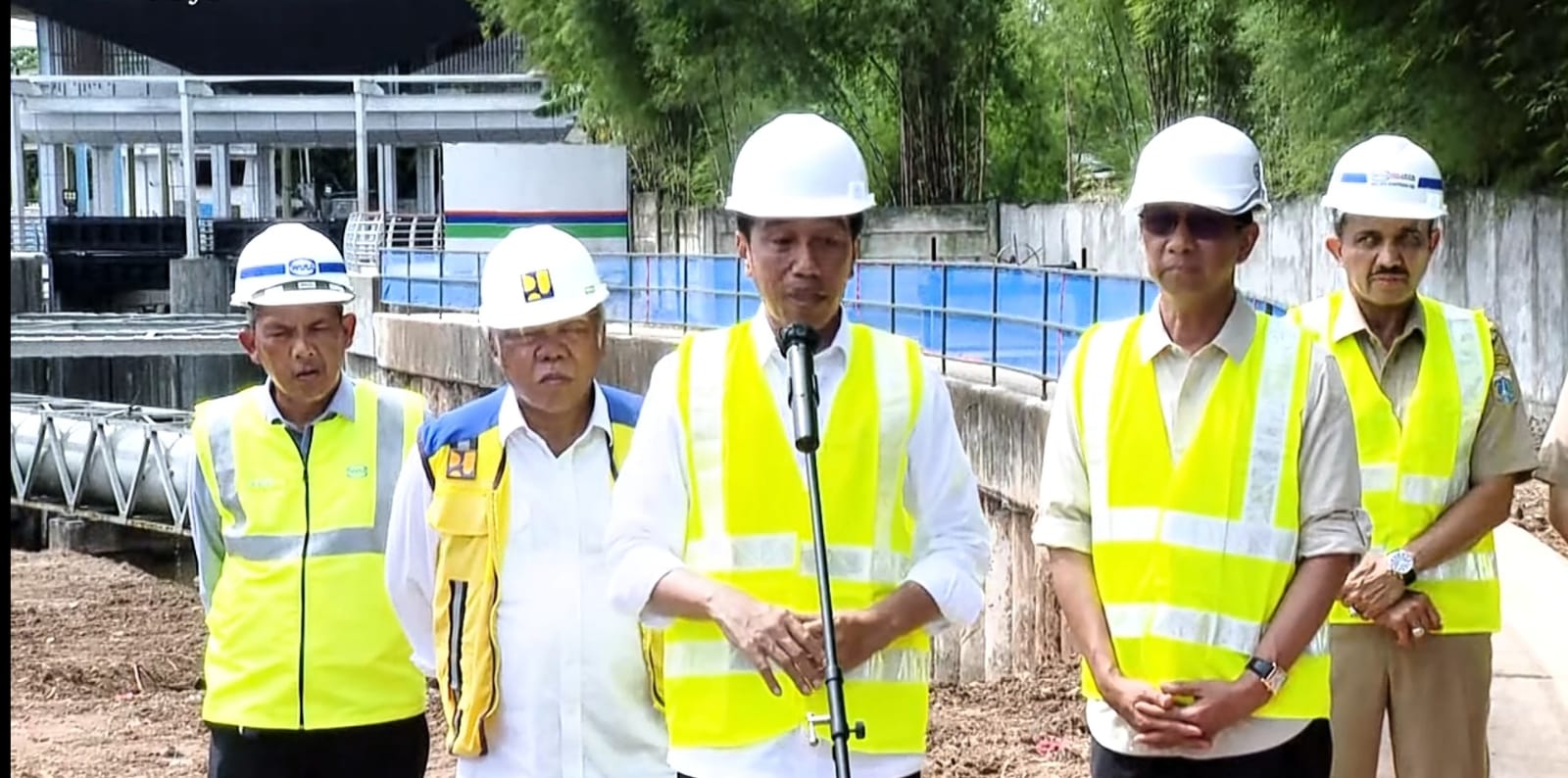 Jokowi saat berkunjung ke Sodetan Ciliwung. Sumber Foto: SS Youtube sekretariat presiden.