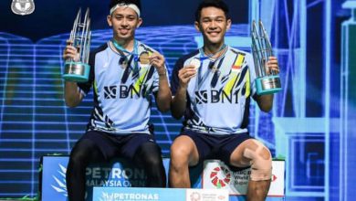 Pasangan Ganda Putra Fajar/Rian di Podium Malaysia Open S1000. Sumber Foto: Instagram @badminton.ina.