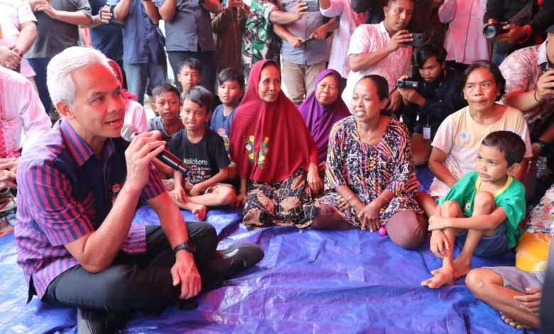 Ganjar Pranowo saat Mengunjungi Lokasi Pengungsian Korban Banjir. Sumber: website Pemprov Jateng