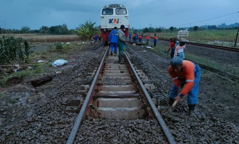 Para Teknisi Jalan Rel saat memperbaiki jalur lintas Semarang-Alustua. Sumber: Twitter @KAI121