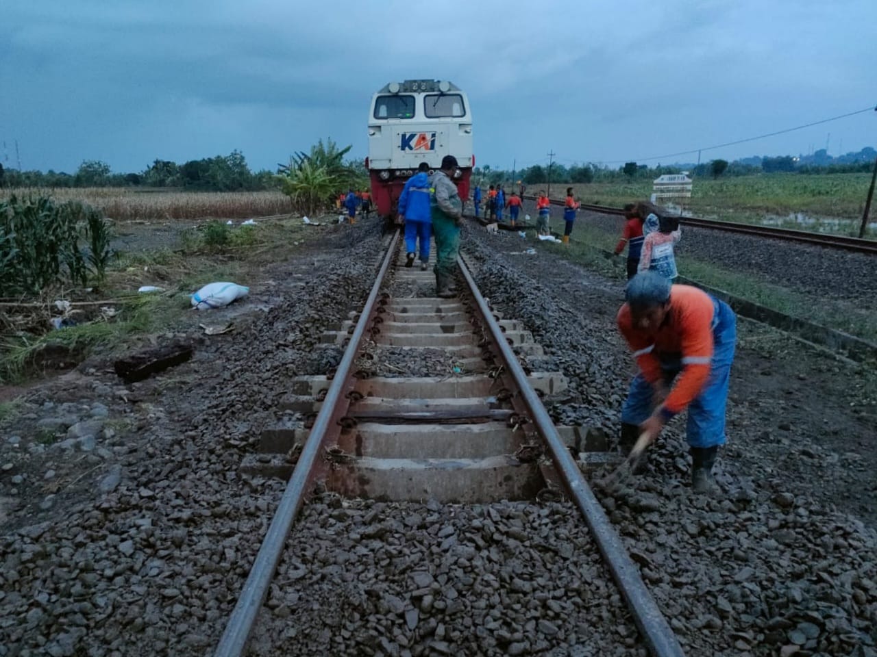 Para Teknisi Jalan Rel saat memperbaiki jalur lintas Semarang-Alustua. Sumber: Twitter @KAI121