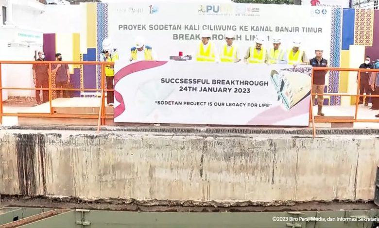 Jokowi melakukan kunjungan proyek sodetan ciliwung. Sumber Foto: SS Youtube sekretariat Presiden.