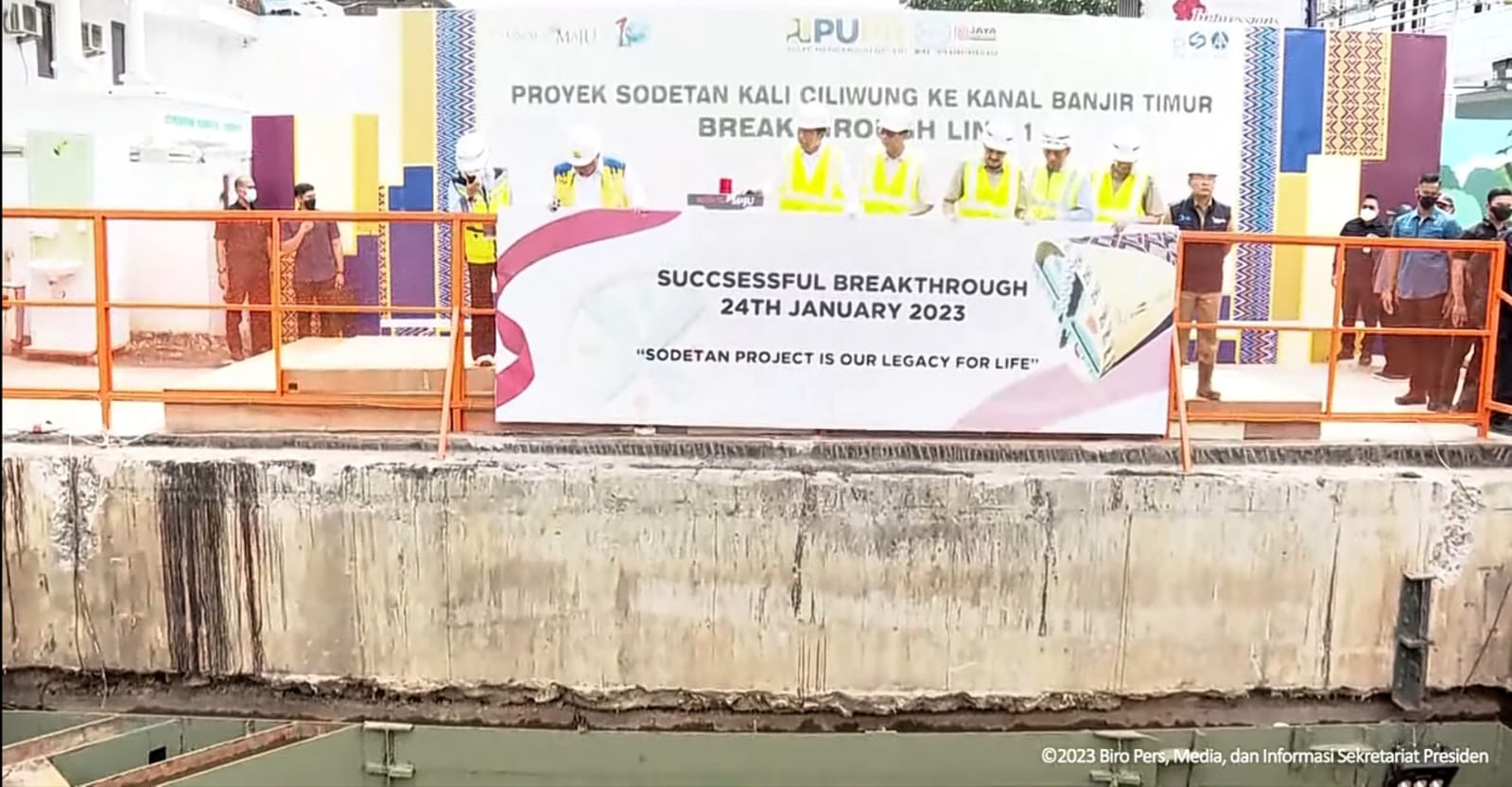 Jokowi melakukan kunjungan proyek sodetan ciliwung. Sumber Foto: SS Youtube sekretariat Presiden.