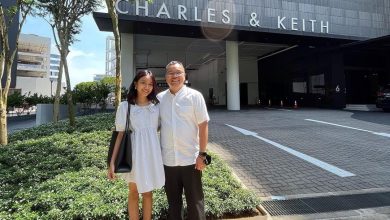 Zoe Gabriel dan ayah di depan toko Charles & Keith. Sumber Foto: Instagram @zoeaaleah.