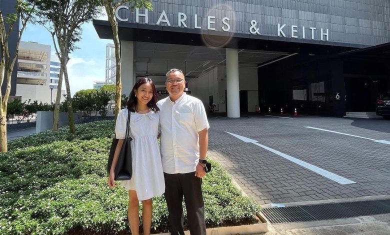 Zoe Gabriel dan ayah di depan toko Charles & Keith. Sumber Foto: Instagram @zoeaaleah.