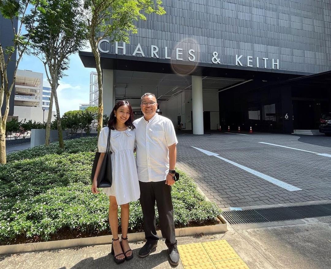 Zoe Gabriel dan ayah di depan toko Charles & Keith. Sumber Foto: Instagram @zoeaaleah.