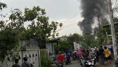 Kebakaran gudang penyimpanan tiner di Semarang. Sumber Foto: Twitter @SmgMenfess2