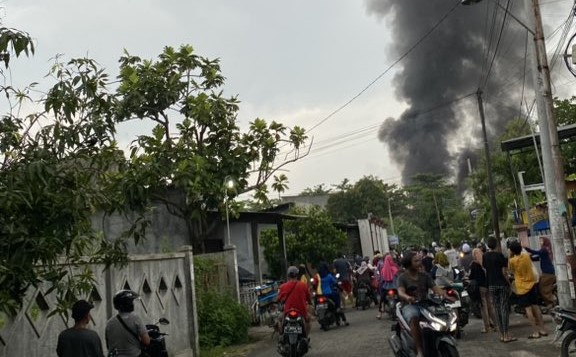 Kebakaran gudang penyimpanan tiner di Semarang. Sumber Foto: Twitter @SmgMenfess2