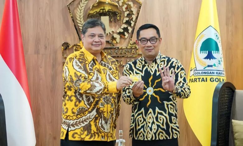 Ridwan Kamil bersama Airlangga Hartanto (penyerahan Kartu Anggota Partai kepada Ridwal Kamil). Sumber Foto: Instagram @partaigolkar.