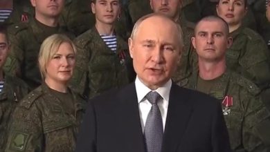 Vladimir Putin (Presiden Rusia) dan Pasukan militer Rusia. Sumber Foto: Twitter @putindirect