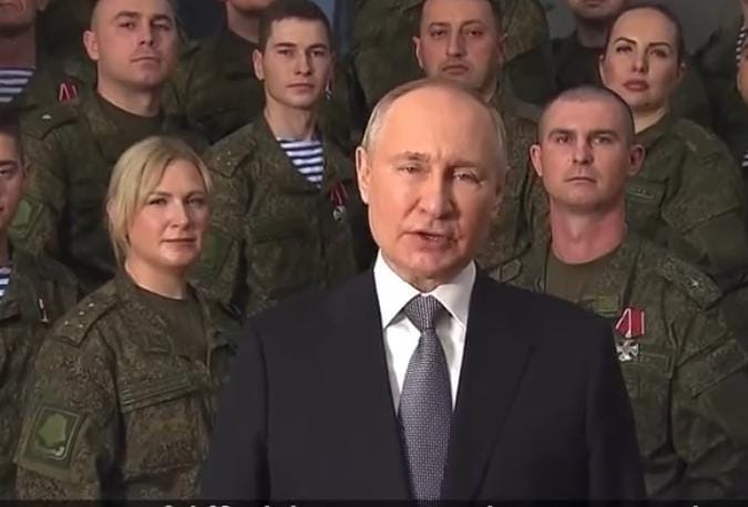Vladimir Putin (Presiden Rusia) dan Pasukan militer Rusia. Sumber Foto: Twitter @putindirect