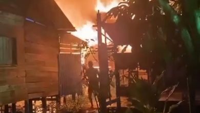 Pemukiman penduduk yang terbakar. Sumber Foto: Instagram @damkarpurnasaktibanjarmasin.