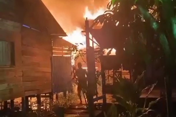 Pemukiman penduduk yang terbakar. Sumber Foto: Instagram @damkarpurnasaktibanjarmasin.