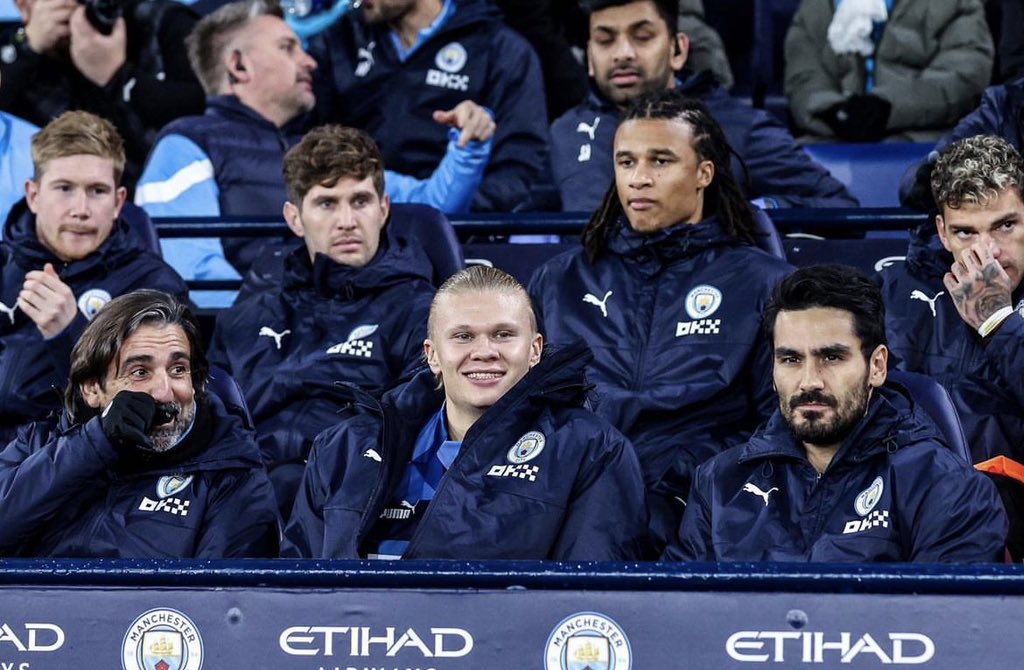 Sejumlah pemain inti Man City berada di bench pada laga antara Man City versus Chelsea. Sumber Foto: Twitter @433