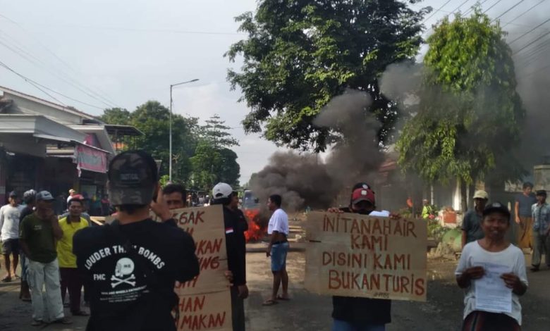 Ratusan Warga Puger Tutup Jalan Menuju Arah Gunung Sadeng