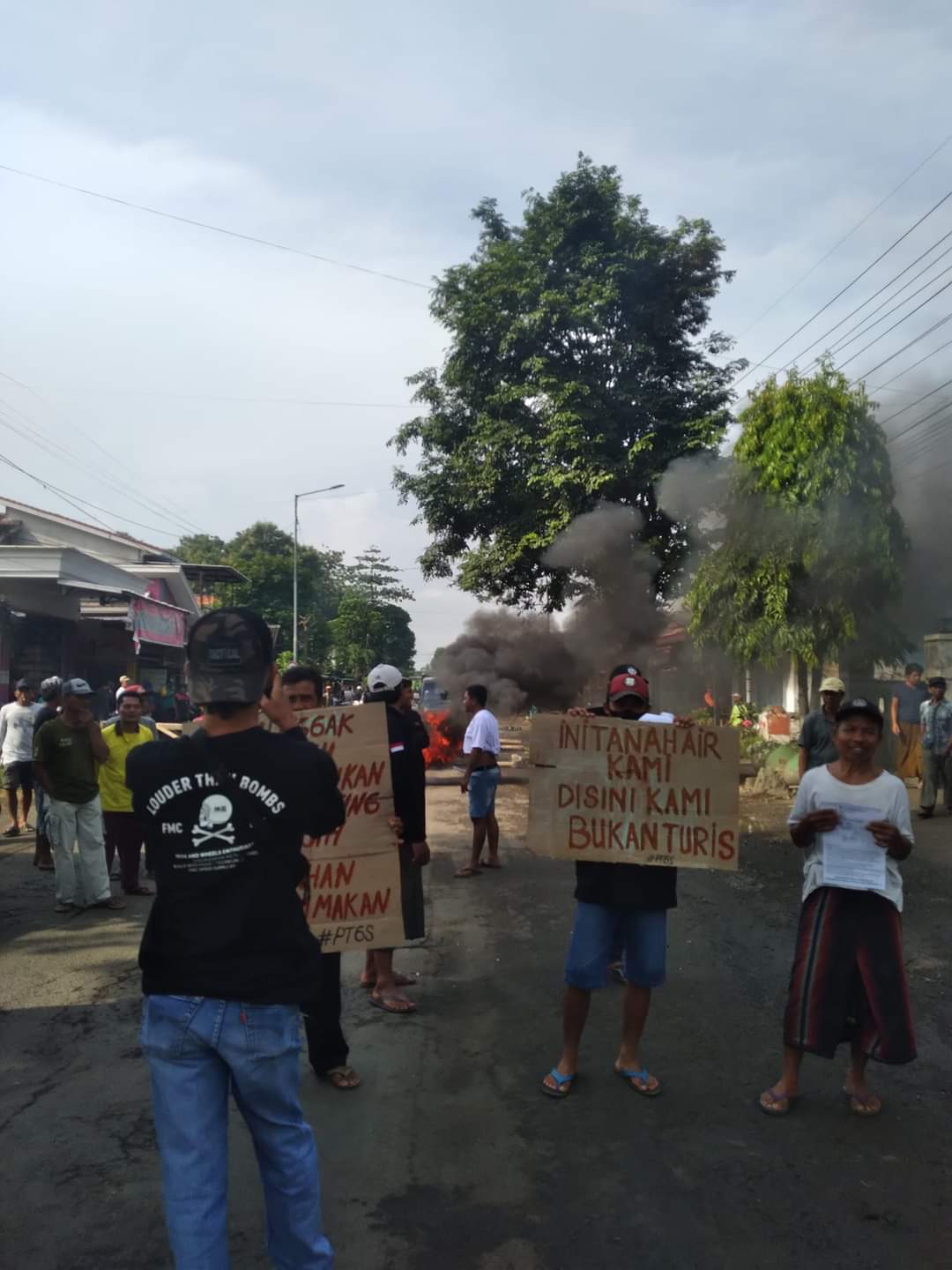 Ratusan Warga Puger Tutup Jalan Menuju Arah Gunung Sadeng