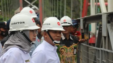 Kunjungan Pemkab Lumajang pada pembangunan Gladak Perak di Kecamatan Candipuro. Sumber: Instagram humas_lumajang